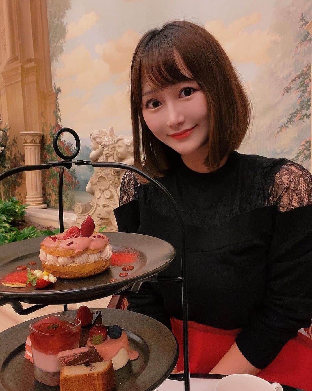YU-RIのインスタグラム：「久しぶりにAT(*>ω<*)♡  次はピカチュウの行こかな(ෆ˙ᵕ˙ෆ)🥞🫖𓂃 𓈒𓏸  #アフタヌーンティー#ヌン活#銀座ランチ#銀座グルメ#苺のアフタヌーンティー#🍓#幸せ#写真失敗したけど載せてみた」
