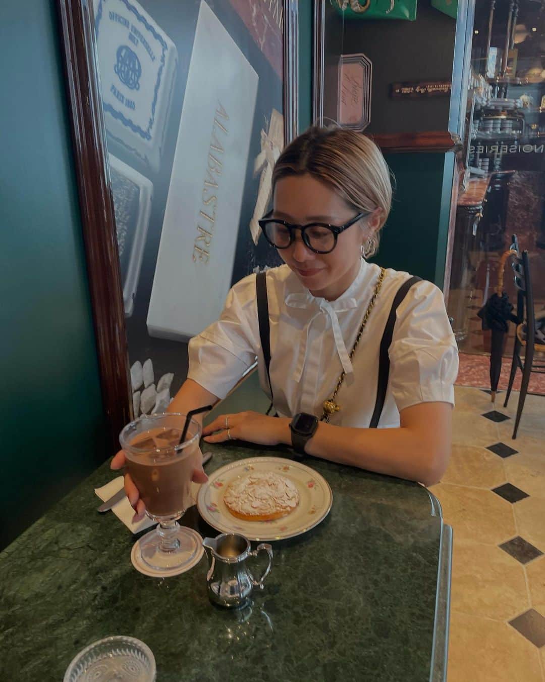Erikaさんのインスタグラム写真 - (ErikaInstagram)「Cafe Time𖠚໊𖠚   仕事の合間の、つかの間カフェ。  サロペット久しぶりに履いた🖤  上下 @puritas_jp  bag @sil_si_cien  Sneaker @asics  sunglasses @uniqlo_jp  #ショートヘアコーデ#ブラウスコーデ#サロペット#神戸#神戸カフェ#Cafe#café」5月1日 15時51分 - 911erika