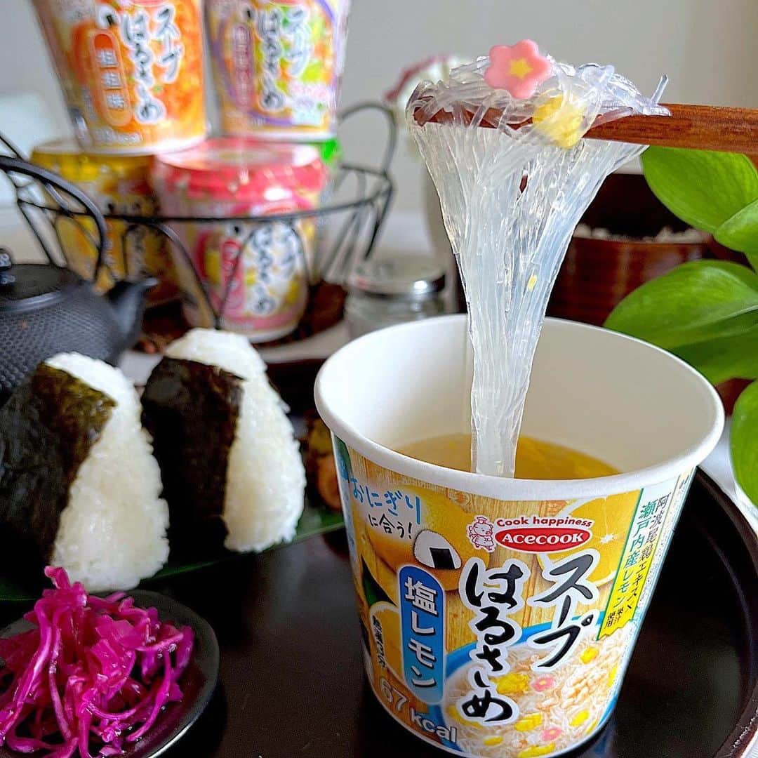 エースコックのこぶたさんのインスタグラム写真 - (エースコックのこぶたInstagram)「. 暖かくなるこれからの季節に食べたくなるさわやかな味わい🍋  レモンの酸味がクセになる♪     Special Thanks!📷@yoshiko.honnmura  #あさはる #おにはる #エースコック #スープはるさめ #麺好きと繋がりたい #春雨 #カップスープ  #おにぎり #ランチ #かきたま」5月12日 12時00分 - acecook_kobuta