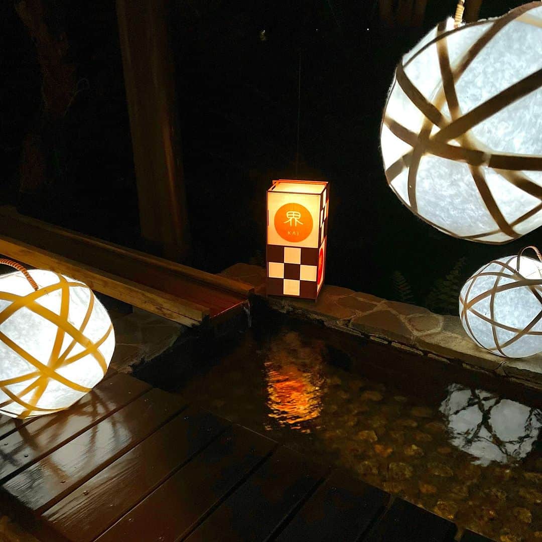 星野リゾート 界の若者旅さんのインスタグラム写真 - (星野リゾート 界の若者旅Instagram)「界 川治は、温泉だけでなく足湯もご利用いただける施設でございます。 そんな足湯を日没後もお楽しみいただけるよう、和紙と竹でできた提灯の貸し出しを始めました。 夜は提灯を片手に足湯や中庭を散策してはいかがでしょうか。  KAI Kawaji is a facility that offers hot springs and footbaths.  We have started renting out Japanese paper and bamboo lanterns so that guests can enjoy the footbath even after sunset.  How about strolling around the footbath and courtyard with a lantern at night?  #星野リゾート #界 #界川治 #栃木 #日光 #川治温泉 #温泉 #温泉旅館 #温泉旅行 #足湯 #提灯 #hoshinoresorts #kai #kaikawaji #Japantravel #hotsprings #onsen #ryokan #nikko #footbath #lantern」5月1日 16時00分 - hoshinoresorts.kai