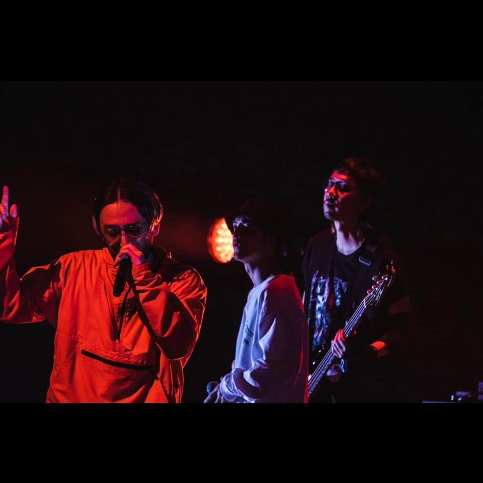ORANGE RANGEのインスタグラム：「@orangerange_official × @leifilmworks  🍊#ORANGERANGE × #LEIFILMWORKS📷  ◤LEI’s ORANGE RANGE◢  LEI’s ORANGE RANGE特設サイトにて、「ORANGE RANGE LIVE TOUR 022-023 〜Double Circle〜」  ADDITIONALシリーズ 4月8日大阪・オリックス劇場 4月16日愛知・愛知県芸術劇場大ホール 4月23日東京・LINE CUBE SHIBUYA 3公演のライブフォトを公開しました📷  LEI’s ORANGE RANGE特設サイト👉 https://www.rittor-music.co.jp/e/or_archives/ 機材協力：Canon Creator Society   🚨アフターパンフレットのご注文は本日23:59まで🚨 https://fan-goods.jp/OR_ap_DoubleCircle/  📷あの瞬間を身にまとえます✨ ライブフォトがスウェット👚トートバッグ👜になって登場！ こちらはT-ODで発売中👉 https://t-od.jp/collections/leisorangerange  #CanonCreatorSociety #にじゅうまる」