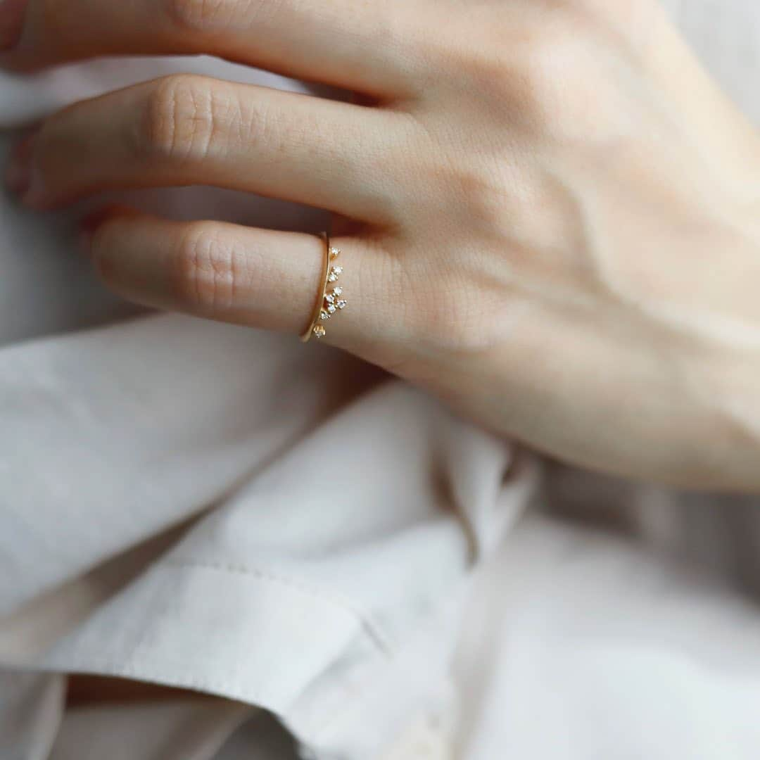 SIENAさんのインスタグラム写真 - (SIENAInstagram)「AMULET RING 「つける指で変わるリングの意味」  10本の指にはそれぞれ意味があると言われており、リングは自分の想いや願いを叶えるのにぴったりなお守りジュエリーです。  pinky-ring  幸運は右手小指から舞い込んで、左手小指が出て行くとされています。 幸運を引き寄せたいなら右手小指へ、 チャンスを逃したくないときは左手小指へつけてみて。  右手：好感度・表現力UP 左手：チャンスを引き寄せる、願いを実現する  #sienarose #シエナロゼ」5月1日 15時53分 - sienarose_official