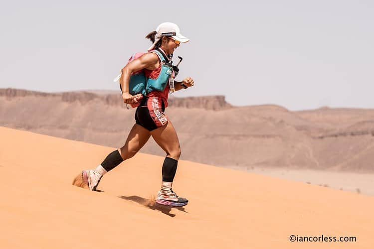 TOMOMIのインスタグラム：「I'm very happy runner😆🫶🏾❤️🏜🏃🏿‍♀️✨  My dream is to be the 1st in MDS🏜  Of course, I will run and win while having the most fun❤️  That's why I'll practice a lot and power up even more✊！  Thank you for the best memories🤝✨  @marathondessables 🏜  📸photo by @iancorlessphotography   #MarathonDesSables #MarathonDesSables2023 #MarathonDesSables23 #mdsgram  ┈┈┈┈┈┈┈┈┈┈┈┈┈┈┈┈┈┈┈┈  私は最高に幸せなランナーです☺️✨  私の夢は #世の中で最も過酷なマラソン と言われている #サハラ砂漠250kmマラソン で優勝して世界1になることです🏜✨  もちろん、楽しみながら走って勝ちます😁❤️  その為にもっと沢山練習して、 さらにパワーアップして強くなります✊！  最高の思い出を本当にありがとうございました✨  Special support🤝 @spot_llc  @narurebo  @orehasesshusu  @phiten_official   #athlete #running #marathon #trail #trailrunning #mountain #japan #runner  #尾藤朋美 #世界のBITOH #日本代表 #アスリート #ランナー #トレイルランナー #マラソン #トレイルランニング  #世の中で最も過酷なマラソン  #サハラ砂漠250kmマラソン」