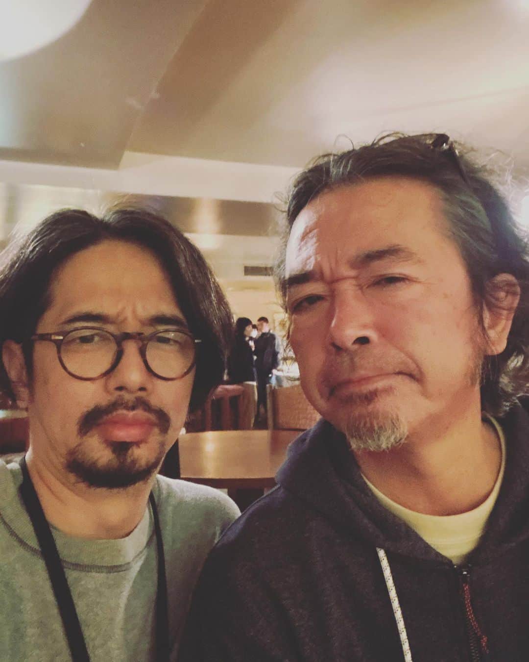 後藤正文のインスタグラム：「民生さんと。  奥田民生(敢えての敬称略です)と674を一緒に弾き語る日が来るとは、10代の俺は想像もしなかったでしょう。そういうこと言ったら、現状のほとんどすべてがそうだけど。彼を知らなかったら、俺はこういう歌い方じゃないだろうし、こういう音楽をこういう角度で好きになることはなかったと思う。あと、民生さんがバンドメンバーを呼ぶときの声の張りがすごく好きで、あの声で名前を呼んでもらって昇天しかけました。ずっと元気でいてください！」