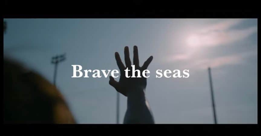 松本英子のインスタグラム：「女子ラグビー🏉チーム  #PEARLS 公式応援ソング 『Brave the Seas』 のMV が公開となりました✨✨✨  https://youtu.be/o12g_WZ__qc  　 制作は、デジタルクリエーターの #kazuhitookada さん 写真家であり芸人さんでもある #ぼんちきよし さん  そして、パールズさん🙌 素晴らしいMVをありがとうございます😭」