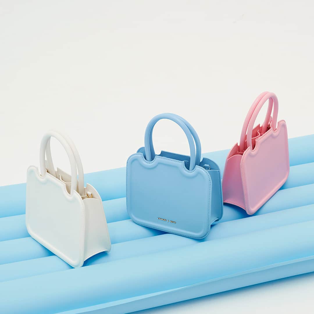 CHARLES & KEITHさんのインスタグラム写真 - (CHARLES & KEITHInstagram)「Which do you prefer — the Perline sculptural tote bag in white, blue or pink?  Shop now via the link in bio.  #CharlesKeithPerline #CharlesKeithSS23 #CharlesKeithOfficial」5月1日 16時00分 - charleskeithofficial