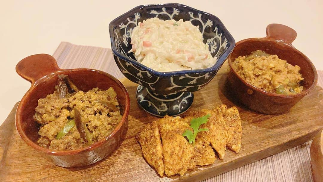 二宮歩美さんのインスタグラム写真 - (二宮歩美Instagram)「『挽肉と茄子とピーマンのカレースパイス炒め🍛』  早速、カレーの恩返しのスパイスを買ったので、1番最初に作ってみたいと思った挽肉とピーマンと茄子のカレースパイス炒めを作ってみました✨  玉ねぎはペースト状とみじん切りにして甘みと食感を生かして、後はもっちりとしたギリシャヨーグルトもアクセントで入れてみましたが、イメージ通りに味になって大満足🤤  ちなみに鳥挽肉と豚＆牛の合い挽きの2種類で食べ比べしてみちゃったり🐥🐖🐮  鳥の方が癖がなくて、優しい甘みがあって、豚＆牛は野生的なワイルドなストロングな印象になるんですね🧐  こんな料理をしたり読書をする時間を久々に設けられていることに幸せを感じていたり🧑‍🍳📚  #二宮歩美 #カレーの恩返し #料理研究家 #食生活アドバイザー #料理講師 #パン講師 #挽肉とピーマン #挽肉と茄子 #カレーレシピ」5月1日 16時06分 - ninomiyaayumi