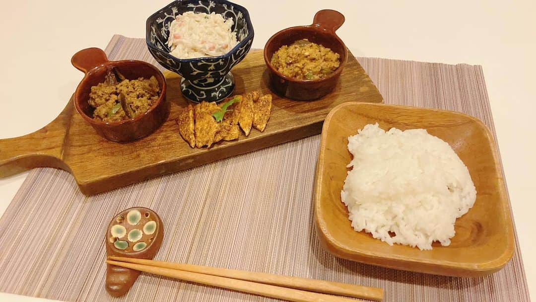 二宮歩美さんのインスタグラム写真 - (二宮歩美Instagram)「『挽肉と茄子とピーマンのカレースパイス炒め🍛』  早速、カレーの恩返しのスパイスを買ったので、1番最初に作ってみたいと思った挽肉とピーマンと茄子のカレースパイス炒めを作ってみました✨  玉ねぎはペースト状とみじん切りにして甘みと食感を生かして、後はもっちりとしたギリシャヨーグルトもアクセントで入れてみましたが、イメージ通りに味になって大満足🤤  ちなみに鳥挽肉と豚＆牛の合い挽きの2種類で食べ比べしてみちゃったり🐥🐖🐮  鳥の方が癖がなくて、優しい甘みがあって、豚＆牛は野生的なワイルドなストロングな印象になるんですね🧐  こんな料理をしたり読書をする時間を久々に設けられていることに幸せを感じていたり🧑‍🍳📚  #二宮歩美 #カレーの恩返し #料理研究家 #食生活アドバイザー #料理講師 #パン講師 #挽肉とピーマン #挽肉と茄子 #カレーレシピ」5月1日 16時06分 - ninomiyaayumi