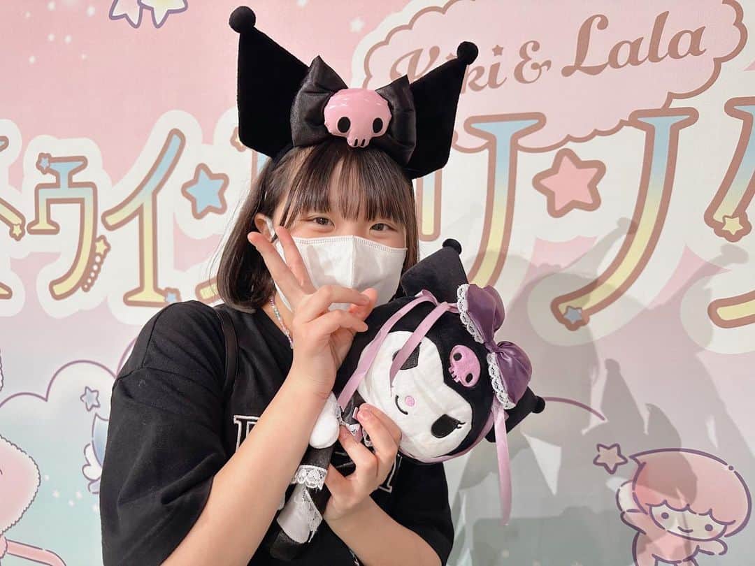 江原千鶴（エハラチヅル）のインスタグラム：「4月29日✨ 美羽13歳のお誕生日おめでとう〜🎂💕  4/29は昭和の日だから、絶対お休みというすごい誕生日👏  今年はクロミちゃんに会いたいとの事で、サンリオピューロランドへ行ってきました〜🩷  長年クロミちゃんを愛してるみうw おとちゃんもついに影響されて、これからクロミちゃんグッズを集めるらしい🤣  13歳になったので、ついにTikTokアカウントを作りました。 ぜひフォローしてあげてください🩷 インスタアカウントもそのうち作ります☺️  #13歳#誕生日#TikTok#ピューロランド#クロミ推し#中学生」
