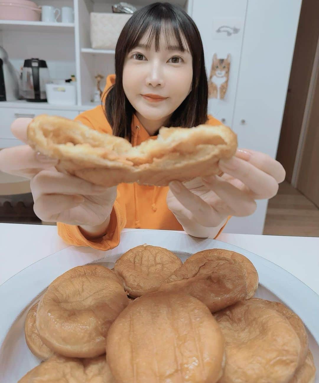 のインスタグラム：「小麦の奴隷さんで1日店長楽しかったです！視聴者さんにもたくさん会えて嬉しかった🥹❤️ プレゼントやお手紙もありがとう！！🫶 小麦の奴隷さんコラボありがとうございました☺️✨ @dorei_official @genky_jp」