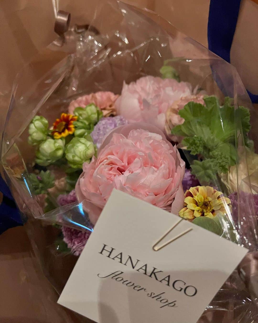 島村みやこさんのインスタグラム写真 - (島村みやこInstagram)「Mother's Day 💐 少し早いけど、母の日のお花 喜んでくれて良かった🥂  お花は大好きな HANAKAGOのお花にしました👩✨  ．」5月1日 17時00分 - miyako_shimamura.official