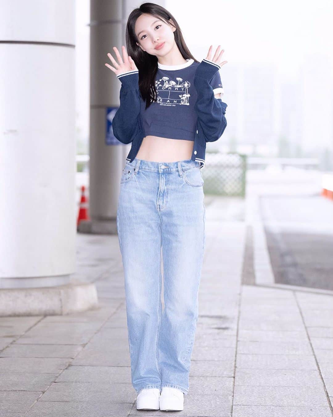 WWDジャパンさんのインスタグラム写真 - (WWDジャパンInstagram)「ニュース：TWICEのナヨンがブルーグラデーションで見せるジーンズカジュアル  ガールズグループTWICE（トゥワイス）のNAYEON（ナヨン）が、韓国・ソウルの金浦国際空港でキャッチされた。  トリムTシャツ、リネン混カーディガン、ビンテージ加工のハイライズジーンズはいずれも「トミー ジーンズ（TOMMY JEANS）」の新作で、ナヨンはブルーのグラデーションで涼やかに見せた。  TWICEは韓国人5人、日本人3人、台湾人1人による多国籍ガールズグループ。2015年にデビューした。  詳細は @wwd_jp プロフィールのリンクから　  #TWICE#twicenayeon#nayeon#トゥワイス#トゥワイス#ナヨン#ONCE#ワンス#트와이스#나연#娜璉#임나연#limnayeon#tommy#TOMMYJEANS#tommyhilfiger#トミーヒルフィガー#トミージーンズ#ジーンズ#デニム#デニムコーデ」5月1日 16時17分 - wwd_jp