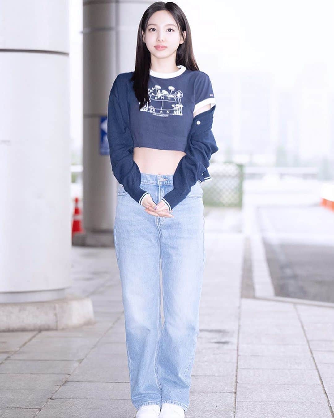 WWDジャパンさんのインスタグラム写真 - (WWDジャパンInstagram)「ニュース：TWICEのナヨンがブルーグラデーションで見せるジーンズカジュアル  ガールズグループTWICE（トゥワイス）のNAYEON（ナヨン）が、韓国・ソウルの金浦国際空港でキャッチされた。  トリムTシャツ、リネン混カーディガン、ビンテージ加工のハイライズジーンズはいずれも「トミー ジーンズ（TOMMY JEANS）」の新作で、ナヨンはブルーのグラデーションで涼やかに見せた。  TWICEは韓国人5人、日本人3人、台湾人1人による多国籍ガールズグループ。2015年にデビューした。  詳細は @wwd_jp プロフィールのリンクから　  #TWICE#twicenayeon#nayeon#トゥワイス#トゥワイス#ナヨン#ONCE#ワンス#트와이스#나연#娜璉#임나연#limnayeon#tommy#TOMMYJEANS#tommyhilfiger#トミーヒルフィガー#トミージーンズ#ジーンズ#デニム#デニムコーデ」5月1日 16時17分 - wwd_jp