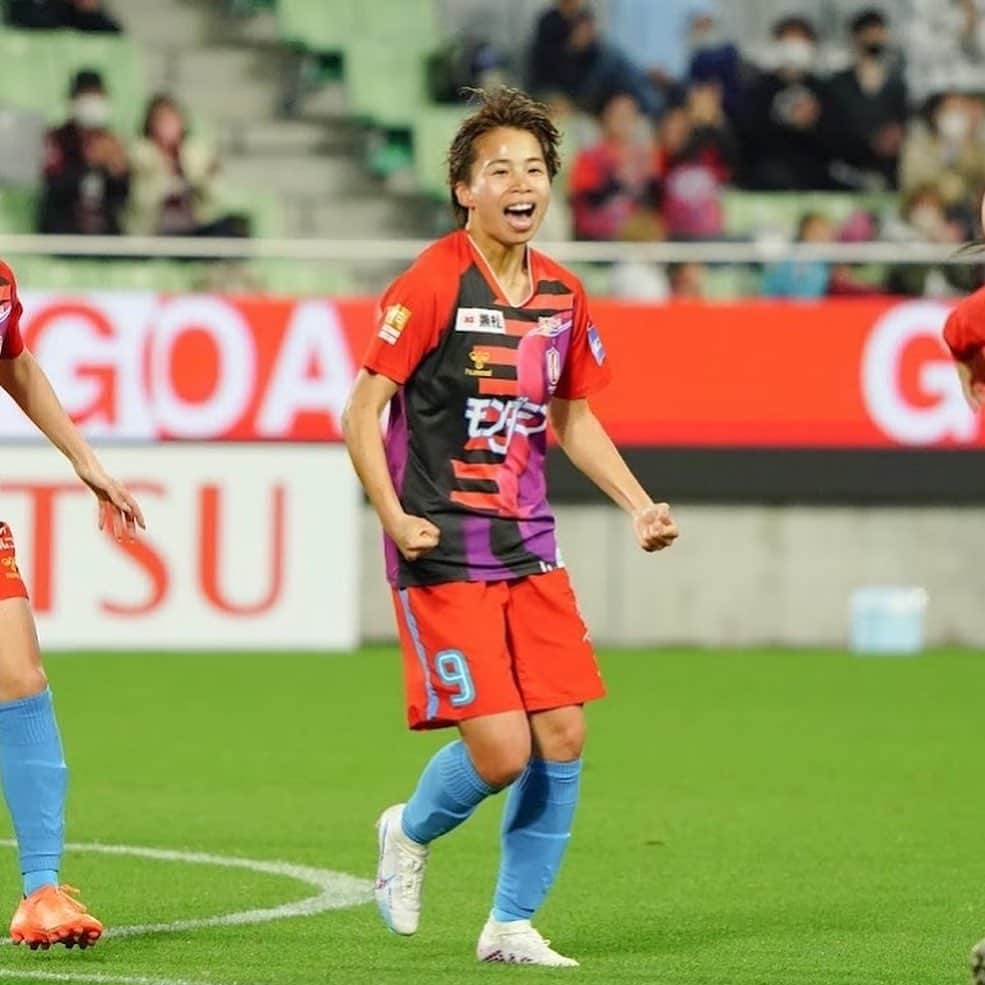 田中美南のインスタグラム：「. 3-0✌︎ 初のWヘッダー ヴィッセルと共に勝利❤️‍🔥 これを機に、INACも見に来てくれる人が増えますように！  連戦になるので いい準備して臨みます。 応援よろしくお願いします🙌  #inac #weleague #女子サッカー #田中美南」