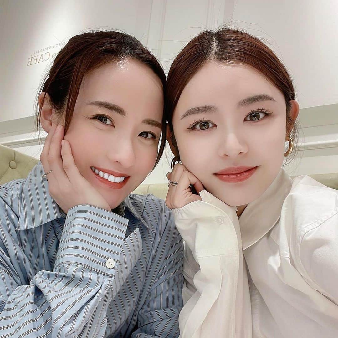 秋定麻紀子のインスタグラム：「💋💋💋💋💋  #Repost @starandsummer ・・・ ⠀ @makiakisada さんとランチしてアクセサリーの展示会に行った１日☺️🌸  久々に会ったから色々お喋りが止まらない🥹🥹  ランチはまたもやイケてるcafeに連れてっててもらったの🥰❤️  本当にすごいなって思ったのが  『白砂糖不使用、人工甘味料不要、化学調味料不使用、合成保存料不使用、合成着色料不使用、トランス脂肪酸不使用、牛乳不使用、グルテンフリー※・低GI・低糖質・低脂肪、オーガニック野菜・果物使用、ファスティング対応、ナノ型細胞浸透水使用』(※一部対象外)  ↑このインナービューティー12ポリシーは世界初なんだって🫢✨  私結構オシャレな食材の食べ物が苦手で、、、、 （見て味が想像出来る食べ物が好きなの分かる人いる？？笑）  だけどここはしっかりオシャレなのにめっちゃくちゃ美味しかった🥺🌸  なんだろう？ 意外と親しみやすい味付けで、 好感が持てる感じ☺️💕  えええ！！！さすがマキさん!!!!って思った笑  私もこんなイケてるご飯屋さん連れて行けるイケ女になりたいと思った１日でした🤣🤣  #プロラボカフェ#新宿三丁目カフェ#cafe#today」