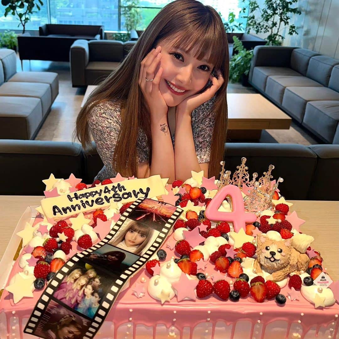 安西かれんのインスタグラム：「今日でデビュー4周年になりました💕  皆さんいつも本当に 有難うございます🩷🩷  いつも支えて、応援してくれて、 一緒に戦ってくれる全ての方々に 感謝でいっぱいです🥲🩷  これからも応援宜しくお願いします🔥  5年目もハッピーに過ごせますように☺️  ケーキはファンの方が送ってくれました🎂素敵なケーキ有難う☺️」
