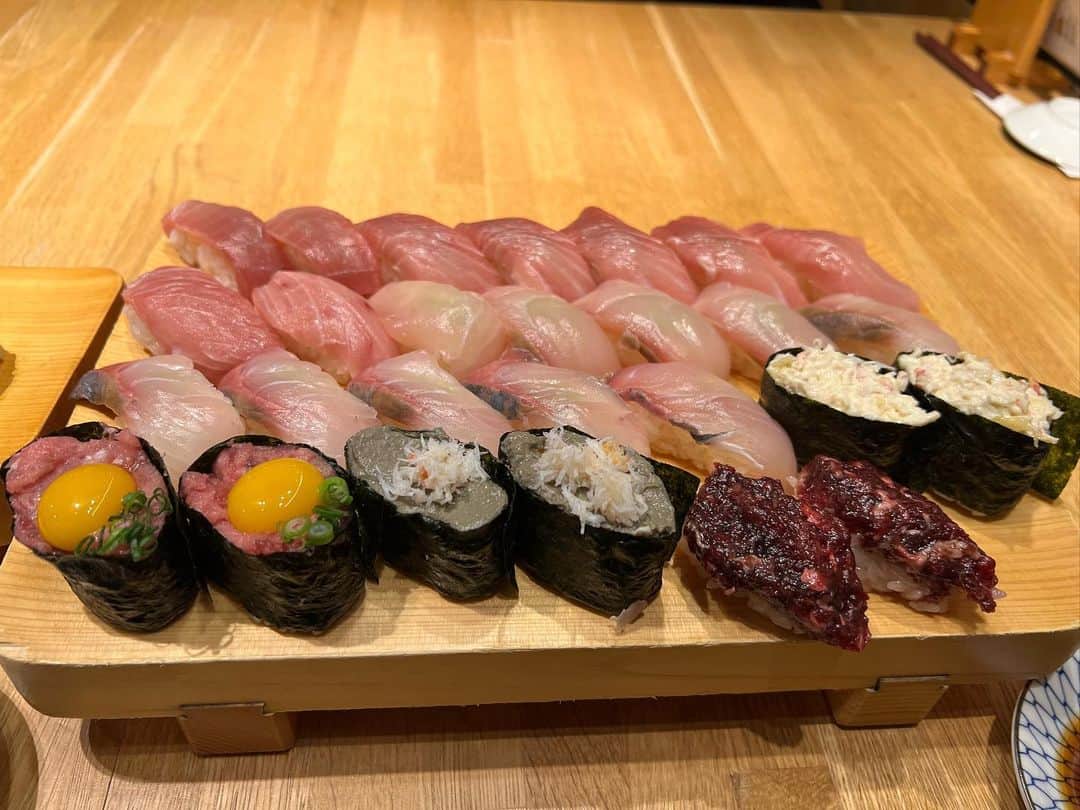 あこさんのインスタグラム写真 - (あこInstagram)「築地玉寿司さん🍣 中とろ、サーモン、炙り中とろ、炙りサーモン、、 炙り系は上にねぎ塩がのっとったりするから香ばしさと相まってこれまた美味しい☺️鯨のたたきもあって珍しい😳手巻き寿司も美味しかったし本当何食べても美味しい🤤好きなもの好きなだけ食べられるの本当幸せ！！ #築地玉寿司 #お寿司 #お寿司食べ放題 #お寿司大好き #大食い #大食い女子」5月1日 16時39分 - harapeko__ako