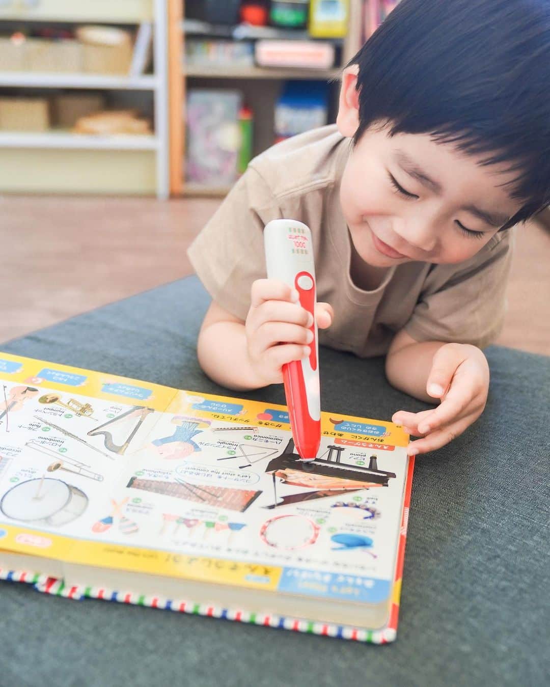 Toys''R''Us｜トイザらス 公式 さんのインスタグラム写真 - (Toys''R''Us｜トイザらス 公式 Instagram)「← 他の投稿はこちら♪  ＼タッチペン一本で遊べる・学べる📕✨／  ゲーム、クイズ、歌で言葉を楽しくお勉強♪ 遊べるページが盛りだくさん✨  日本語だけでなく英語も学習できる！  0歳から小学校入学前まで長く使えるのも魅力的♪ プレゼントにもピッタリなおもちゃです✨  ーーーーーーーーーー  #トイザらス #トイザらス限定 #toysrus #知育 #知育玩具 #知育遊び #知育おもちゃ #おうち遊び #モンテッソーリ教育 #おうちモンテ #おうちモンテッソーリ #玩具 #ゆる知育 #おもちゃ #英語教育 #子育てグラム #ことばの力 #英会話 #こどもがいる暮らし #子供と暮らす #ゴールデンウィーク」5月3日 18時00分 - toysrus_jp