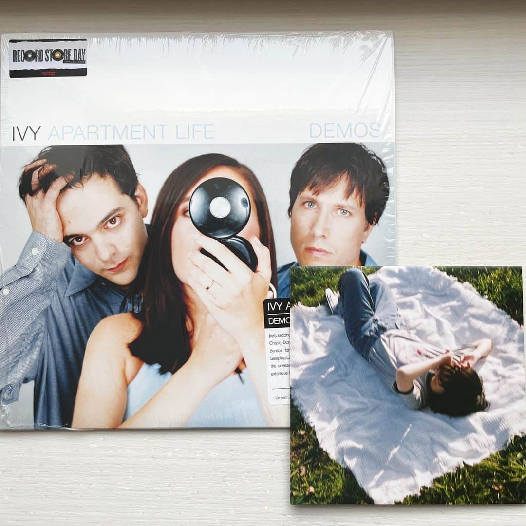 のインスタグラム：「4/22のRECORD STORE DAYで絶対に欲しかった3枚が無事に購入出来て良かったです✨❄️IVYは1st 7インチからずっと大好きでしたし、渋谷ZESTのバイト時代、お薦めして沢山売りました！アパートメント・ライフのdemo集、本当に最高で涙です💧Nagakumoさんの7インチとHAIRCUT 100のライブ盤も購入出来てとても嬉しいです✨今日の渋谷のラジオでオンエアします🌈」