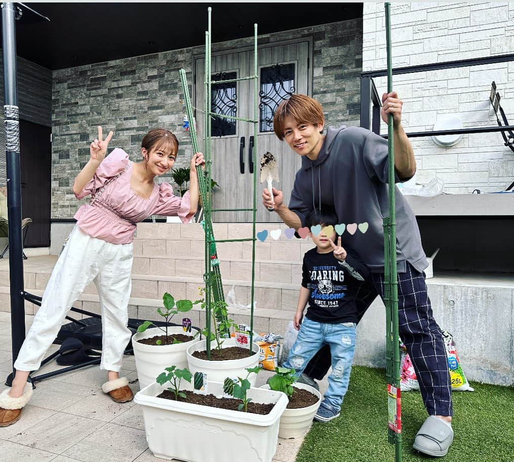 杉浦太陽のインスタグラム：「杉浦の家庭菜園🍅🥒  今年はプランター栽培にしました！ 楽しみだなぁ✨✨ こどもたちも手伝ってくれて助かる〜♪  @sugiurataiyou_official  #杉浦家の家庭菜園 #野菜作り #プランター栽培  #こどもたちに成長過程を見せてあげられる #収穫して食べさせてあげられる #食育 #夏秋野菜 #ミニトマト #ナス #きゅうり #紫蘇 #夏の楽しみ #野菜作り最高」