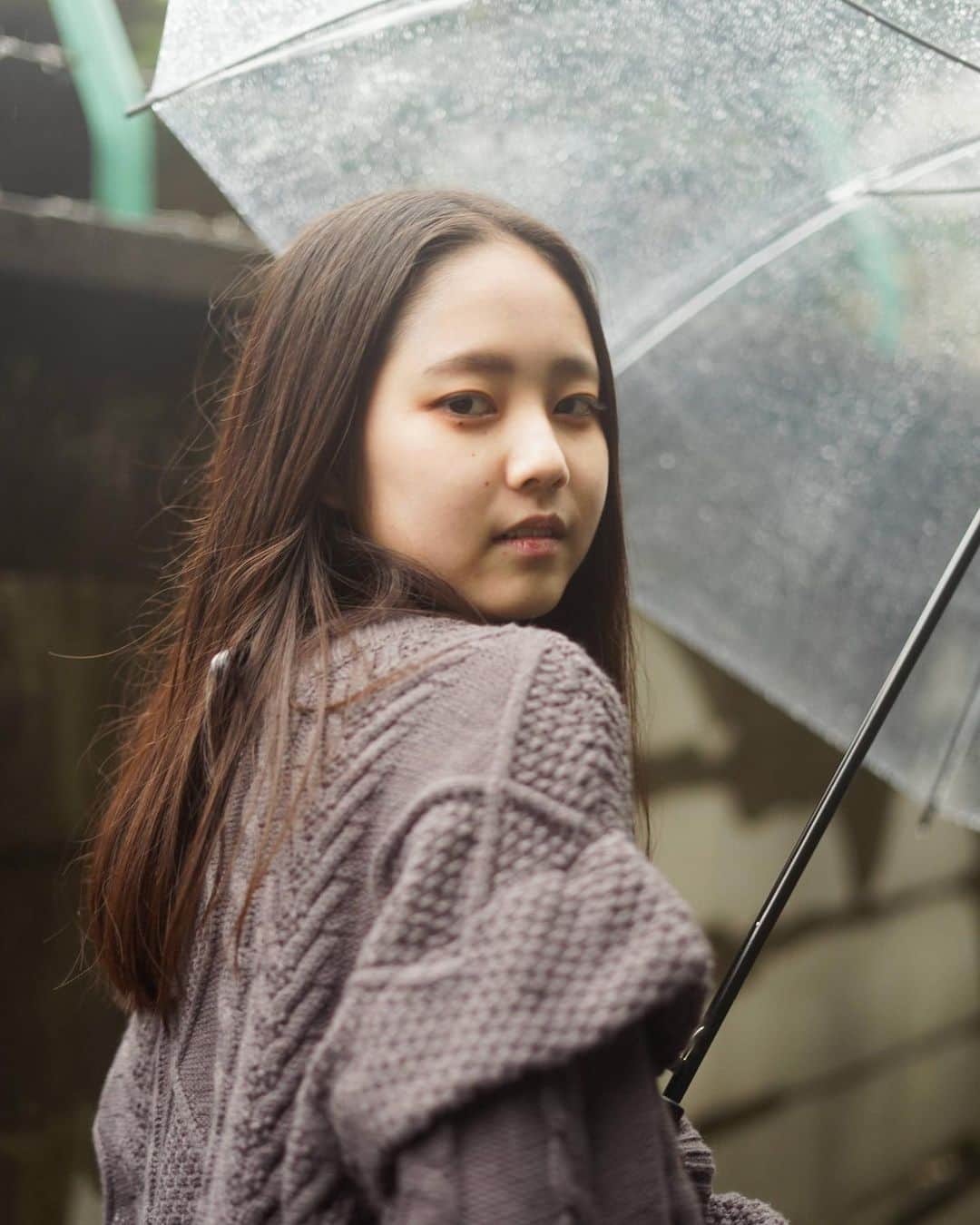 山下萌亜のインスタグラム：「. rainy day. . . .  #portrait#萌亜#portraitphotography#作品撮り#testshoot#asian#モデル #portraitmood #photooftheday#portraitmodel #rainyday#雨の日」
