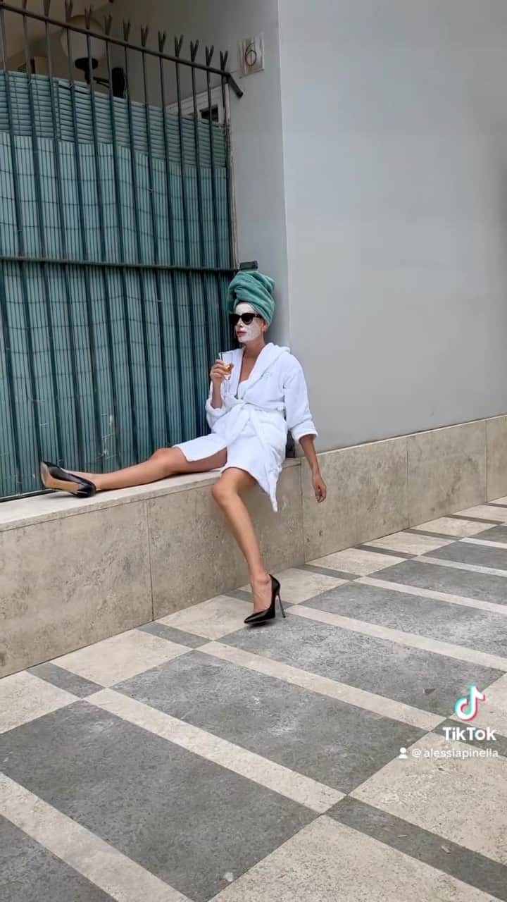 のインスタグラム：「Buon Primo Maggio! 🥂🙆‍♀️」