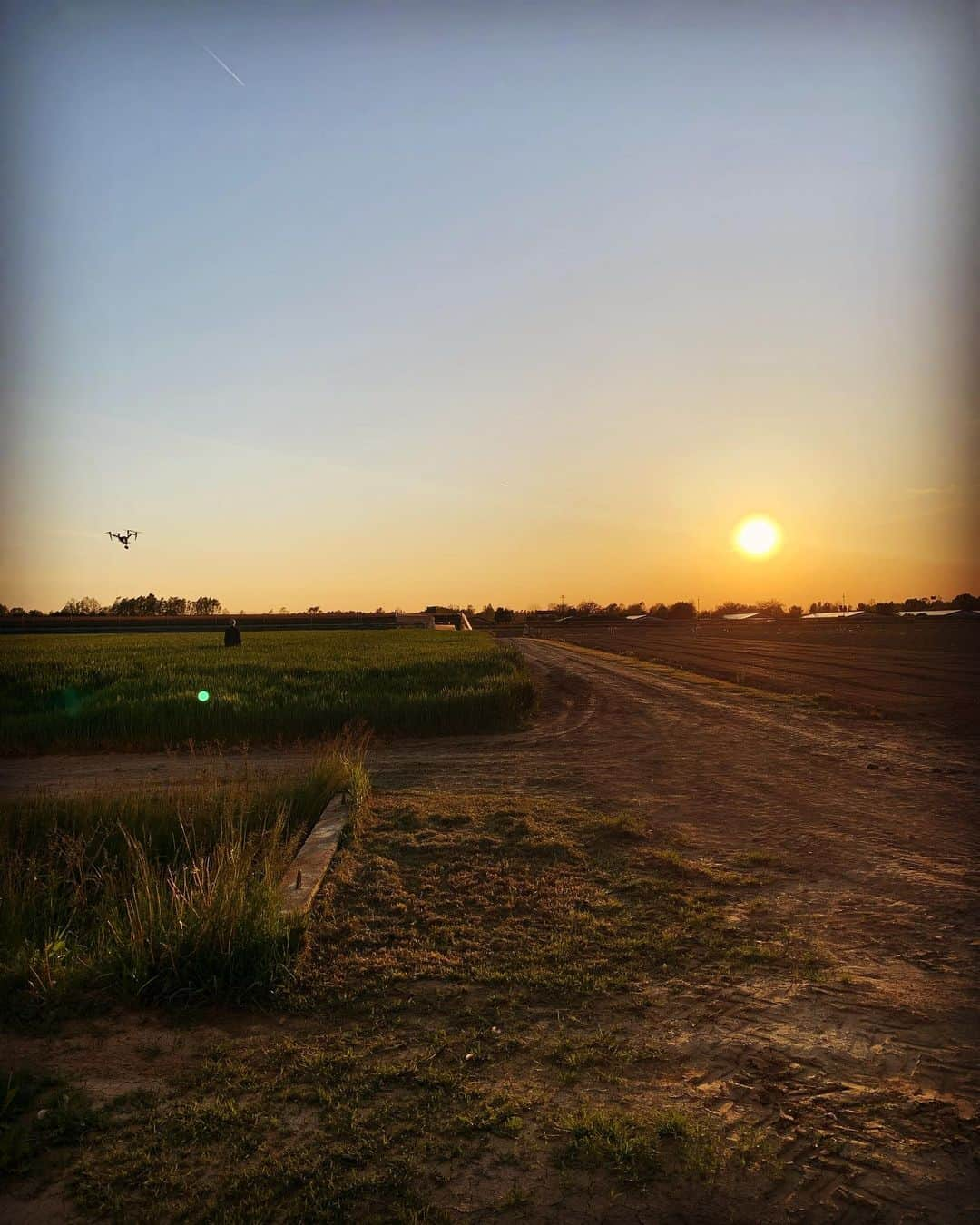 フェデリカ・ペレグリニさんのインスタグラム写真 - (フェデリカ・ペレグリニInstagram)「Countryside time 🍎🍊🍓🥝🍅🥬🥕  #coomingsoon ‼️  🌿 #nature #adv #theoutdoorfolk #nature_lovers #nature_brilliance #ff_nature #naturephotography #natureshots #outdoors #nature_good #getoutside #earthgallery #tree_magic #tree #colors #clouds #natureworld_photography #beautyofnature #naturesfinest #in2nature #ig_naturelovers #ig_nature #skylovers #natureswonder #ig_naturevibes #ig_worldclub #world_shotz #naturegram #mothernature」5月1日 16時51分 - kikkafede88