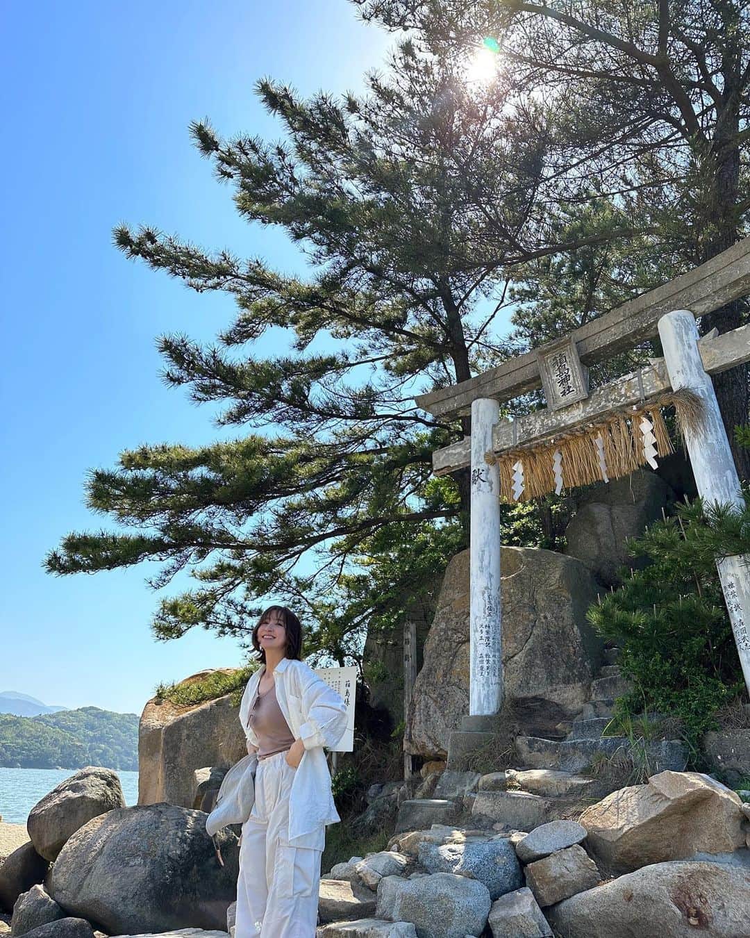 篠田麻里子のインスタグラム：「糸島の加布里にある #箱島神社 とても氣が良くておすすめ✨ 最近近くに駐車場も出来たので🚗 参拝しやすい✨ 目の前に糸島の富士、可也山が一望出来る絶景スポット  #箱島神社 #糸島の富士」