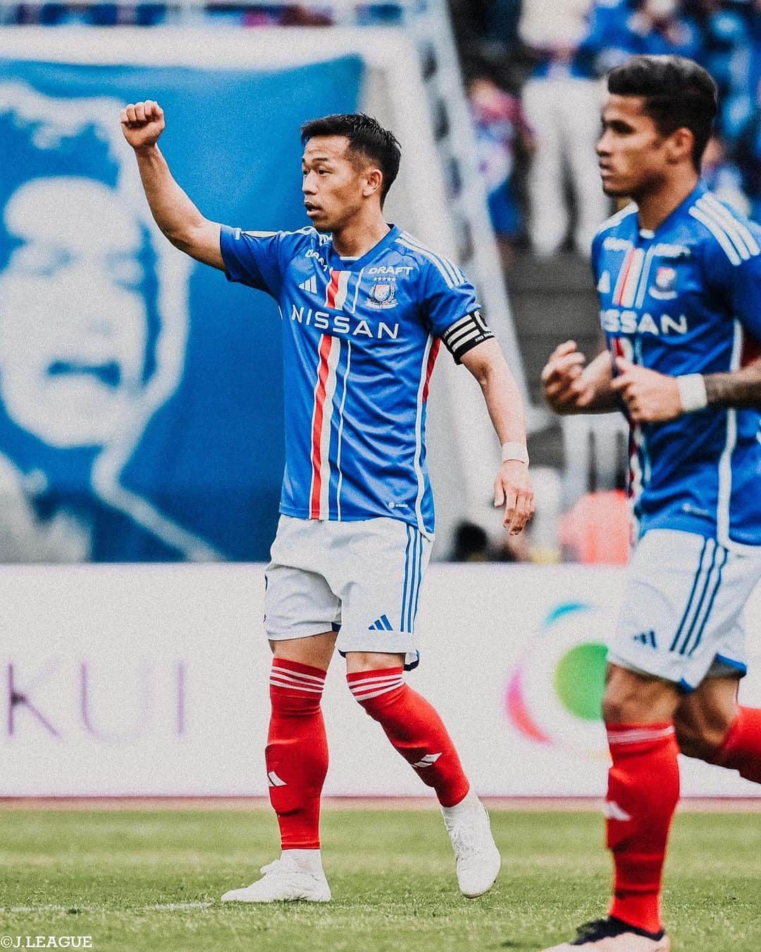 Ｊリーグさんのインスタグラム写真 - (ＪリーグInstagram)「📸𝐉.𝐋𝐄𝐀𝐆𝐔𝐄 𝐏𝐡𝐨𝐭𝐨𝐠𝐫𝐚𝐩𝐡⚽  ∼明治安田生命J１リーグ第10節∼ スーパーゴールが多く生まれた今節を振り返る写真をピックアップ✊  #北海道コンサドーレ札幌 #浅野雄也 #ヴィッセル神戸 #初瀬亮 #川崎フロンターレ #宮代大聖 #FC東京 #仲川輝人 #鹿島アントラーズ #土居聖真 #サンフレッチェ広島 #ドウグラスヴィエイラ #横浜Fマリノス #喜田拓也 #柏レイソル #マテウスサヴィオ  #Jリーグ #jleague #サッカー #soccer #football #J30」5月1日 16時57分 - jleaguejp