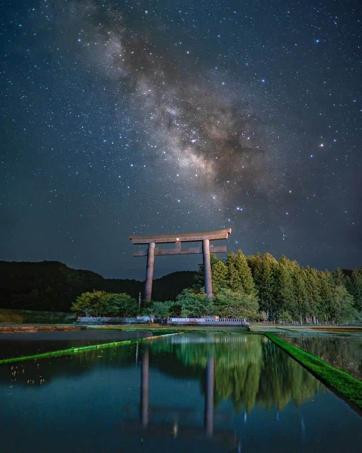 和みわかやまさんのインスタグラム写真 - (和みわかやまInstagram)「. 田辺市本宮にある、大斎原⛩目の前にひろがる畑に水が張られて、より幻想的な雰囲気になっています🤭  📷：@__ryos_ 📍：熊野エリア 田辺市  和歌山の写真に #nagomi_wakayama のハッシュタグをつけて投稿いただくと、その中から素敵な写真をリポストします😉 . . . #和歌山 #和歌山観光 #和歌山旅行 #わかやま #和みわかやま #wakayama #wakayamajapan #wakayamatrip #wakayamatravel #nagomi_wakayama #wakayamagram #熊野本宮大社 #大斎原 #水田 #リフレクション #熊野 #kumano #oyunohara #kumanohongutaisha #reflectionphoto #旅行 #国内旅行 #旅行好きな人と繋がりたい #観光 #travel #trip #travelgram #japan #travelphotography」5月1日 17時00分 - nagomi_wakayama_tourism