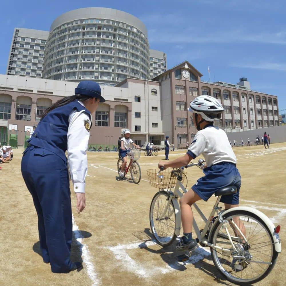 大阪府警察さんのインスタグラム写真 - (大阪府警察Instagram)「【5月は「自転車月間」、5月5日は「自転車の日」です】  ＼自転車ヘルメットをかぶりましょう！／ 令和5年4月1日から、自転車利用者のヘルメット着用が「全年齢」で努力義務となりました。 大切な命を守るため、自転車に乗る時は大人も子供も自転車ヘルメットをかぶり、交通ルールを守りましょう。  #大阪府警察公式 #大阪府警察 #大阪府警 #府警 #警察 #警察官 #女性警察官 #おまわりさん #自転車月間  #自転車の日 #自転車ヘルメット #大切な命を守る #府民を守る」5月1日 17時00分 - fukei_koho