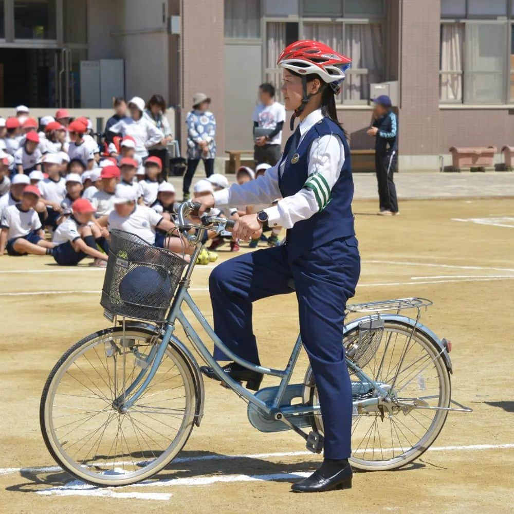 大阪府警察さんのインスタグラム写真 - (大阪府警察Instagram)「【5月は「自転車月間」、5月5日は「自転車の日」です】  ＼自転車ヘルメットをかぶりましょう！／ 令和5年4月1日から、自転車利用者のヘルメット着用が「全年齢」で努力義務となりました。 大切な命を守るため、自転車に乗る時は大人も子供も自転車ヘルメットをかぶり、交通ルールを守りましょう。  #大阪府警察公式 #大阪府警察 #大阪府警 #府警 #警察 #警察官 #女性警察官 #おまわりさん #自転車月間  #自転車の日 #自転車ヘルメット #大切な命を守る #府民を守る」5月1日 17時00分 - fukei_koho