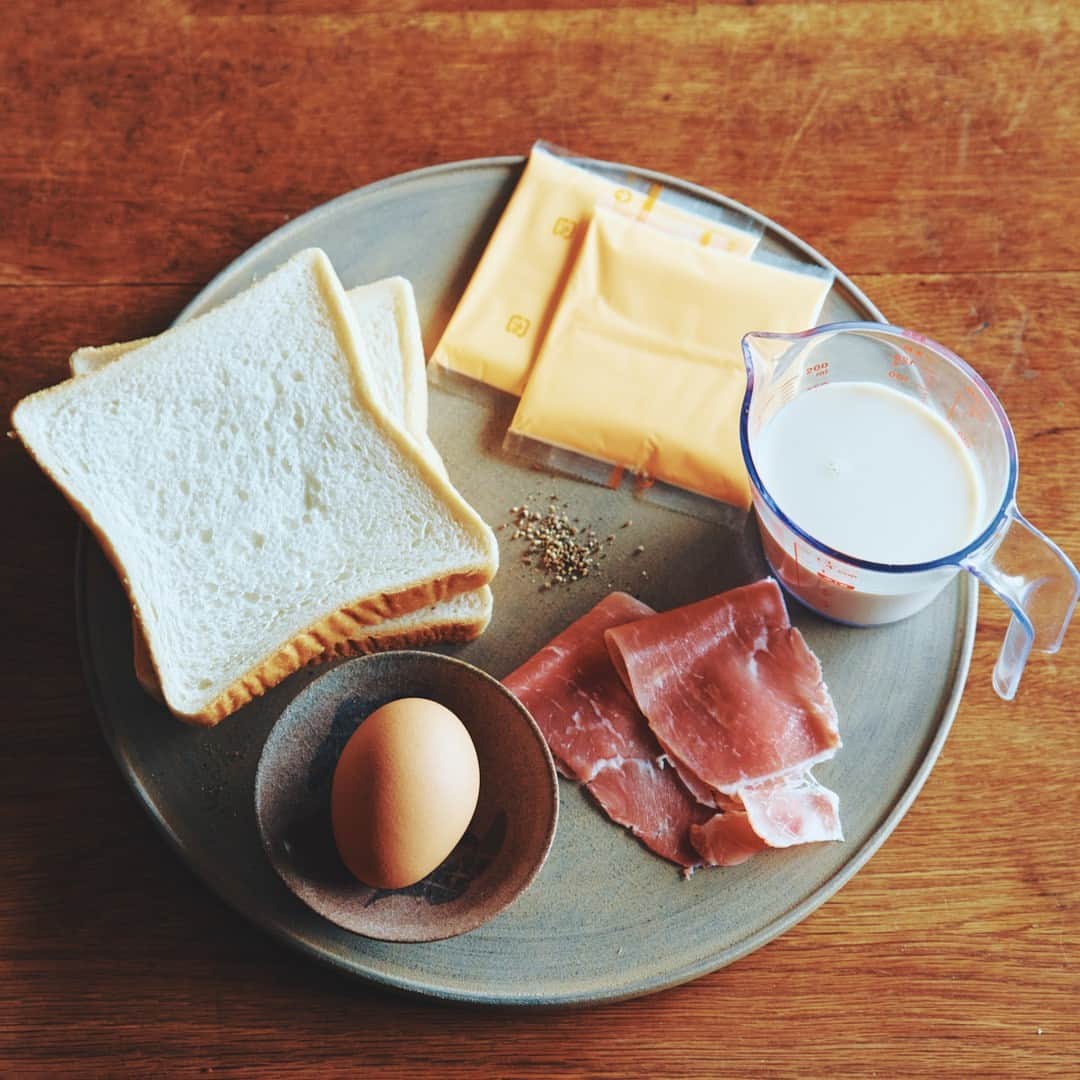 北欧、暮らしの道具店さんのインスタグラム写真 - (北欧、暮らしの道具店Instagram)「【連休だから作りたいレシピ】 お腹も心も満たされるサンドイッチ  . - - - - - - - - - - - - - - - - - 連休だからこそ作りたいごはんがあります。 �たとえば、好きだけどちょっと 手間がかかると感じるもの。 ゆっくり時間をかけて食べたいものもそう。  何をはさむかでまったく違うおいしさを 味わえるのがサンドイッチの醍醐味。  今回は、�料理家のminokamo（みのかも）さんに レシピを教えていただきました。  出来立てを手に持ってベランダで かじりつくのもよし、 テーブルを窓際に移動して おうちカフェを楽しむのもよし。 温かなスープや旬のフルーツも添えて、 ホテルのモーニングさながらの リッチな気分を味わってみてはいかがでしょうか。  . - - - - - - - - - - - - - - - - - チーズがとろけるまで焦らず待つのがコツ �《豆乳クロックムッシュ》 - - - - - - - - - - - - - - - - -  【材料（1人分）】 8枚切り食パン…2枚� 豆乳…150cc� 卵…1個 �生ハム…2枚 �スライスチーズ…2枚 �黒胡椒…少々  【作り方】 ❶豆乳、卵、黒胡椒を混ぜて卵液を作り、 食パン2枚とともにビニール袋に入れて 10分ほどひたす。 途中で表裏をひっくり返すと 両面に卵液がしみ込みやすくなる。  ❷フライパンにオリーブオイル（分量外）を熱し、 食パン、スライスチーズ、生ハム、スライスチーズ、 食パンの順に重ねる。 この時、パン全体が完全に卵液に しみこんでいなくても問題なし。 よりしみ込んでいる方を外側にして焼くこと  ❸ふたをして弱火で1分。 チーズがとろけるのをじっくり待つ  ❹好みの焼き色がついたら裏返し、 もう一度ふたをして1分焼く。 反対側にも焼き色をつけて火を止め、 ふたをしたままさらに1分置いてなじませる。 4つにカットして出来上がり。  . - - - - - - - - - - - - - - - - - 甘くない卵液にひたした食パンは、 なめらかでとろけるようなやわらかさ。 チーズと生ハムを入れることで、 絶妙な塩加減に仕上がります。  チーズは濃厚なチェダーがあればぜひ試してみて。  - - - - - - - - - - - - - - - - - . #food#サンドイッチ#クロックムッシュ#パン#食パン#食パンレシピ#朝ごはん#朝食#朝食レシピ#ランチ#ピクニック#レシピ#シンプル#シンプルライフ#シンプルデザイン#暮らしを楽しむ#日々の暮らし#北欧#暮らし#北欧暮らしの道具店」5月1日 17時03分 - hokuoh_kurashi
