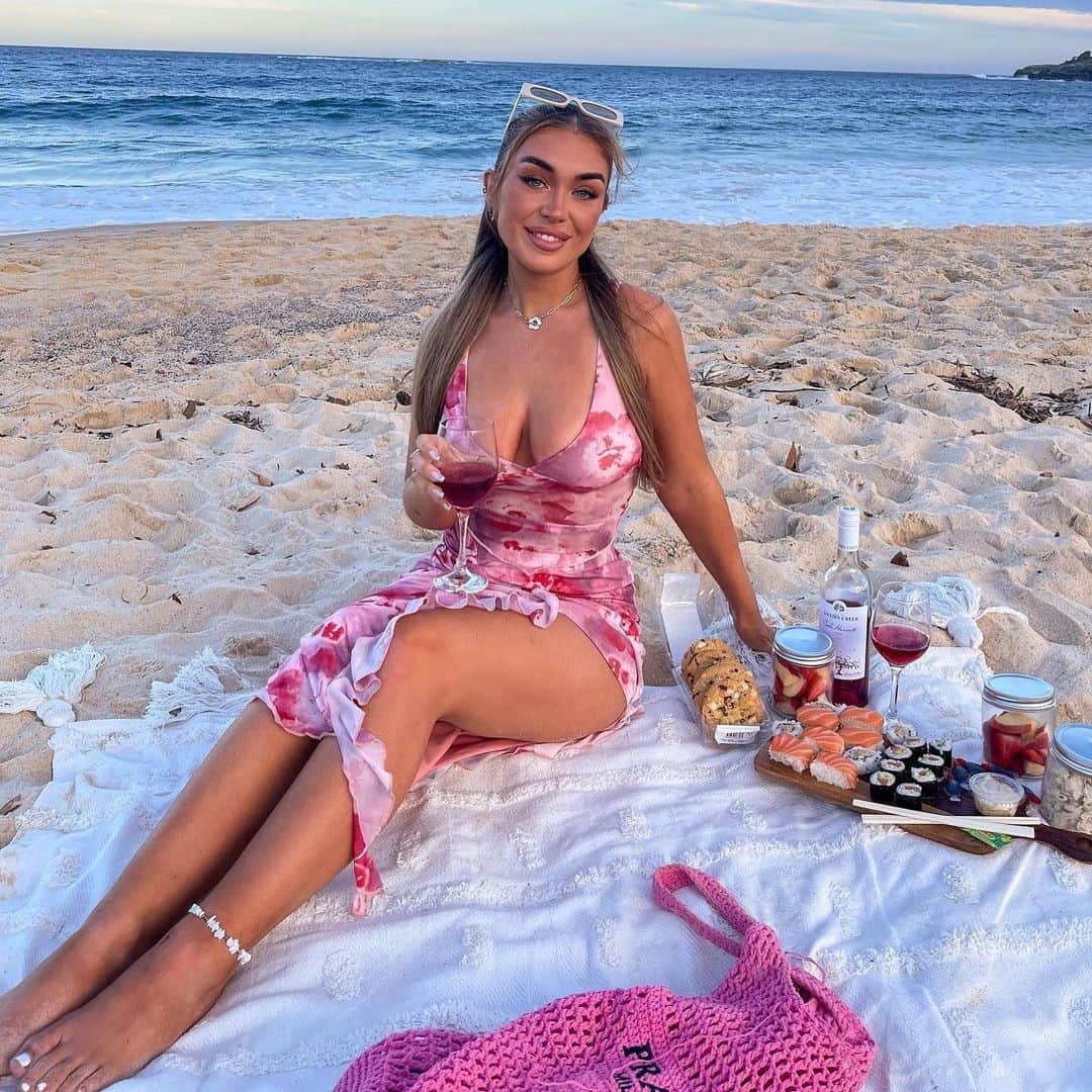 SHEINさんのインスタグラム写真 - (SHEINInstagram)「@coley_fitz knows real ICONs make waves 🌊🔥 What would you pack to make your beach picnic iconic? 🧺👇  🔎12691379  #SHEIN #SHEINforAll #SHEINstyle #fashion #chic #OOTD」5月1日 17時06分 - sheinofficial