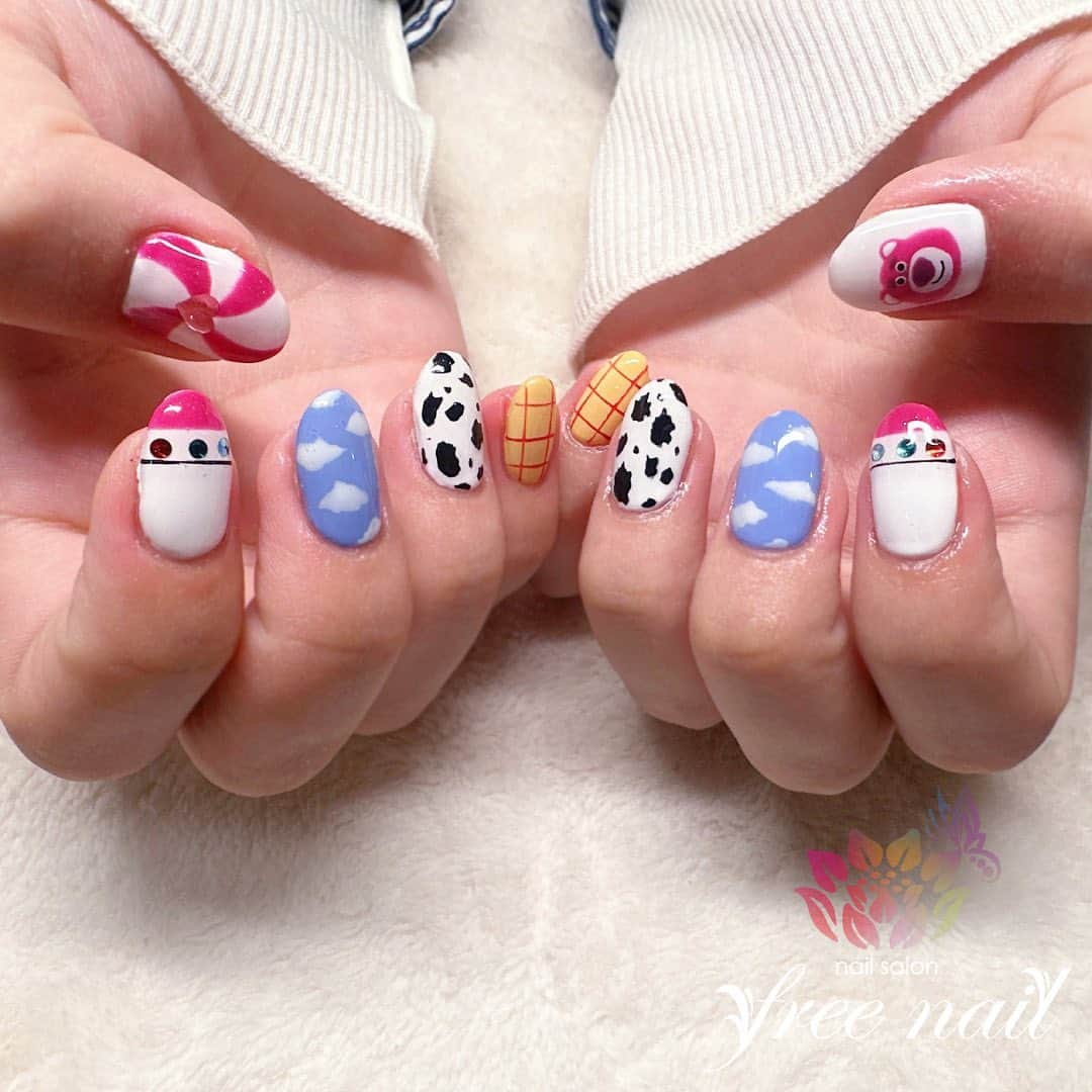 free nail フリーネイルのインスタグラム：「. お客様ネイル💅🏻🪷 . トイストーリーネイル🍭 . ディズニー大好き🏰🌈 . ご来店ありがとうございました🙇🏻‍♀️🙇🏻‍♀️🙇🏻‍♀️💗 . #ネイルアート #ジェルネイル #ネイルサロン #大阪ネイルサロン #ネイルデザイン #ネイルチェンジ #トイストーリーネイル #ディズニーネイル #牛柄ネイル #ウッディー #カラフルネイル #手書きアート #デザインネイル #トレンドネイル #ポップネイル #キャラクターネイル #春ネイル #springnails #nailsart #nailsdid #美甲 #日式美甲 #日式美甲胶 #日本美甲师 #日本美甲老师 #美甲上课 #日本胶 #フリーネイル #freenail」