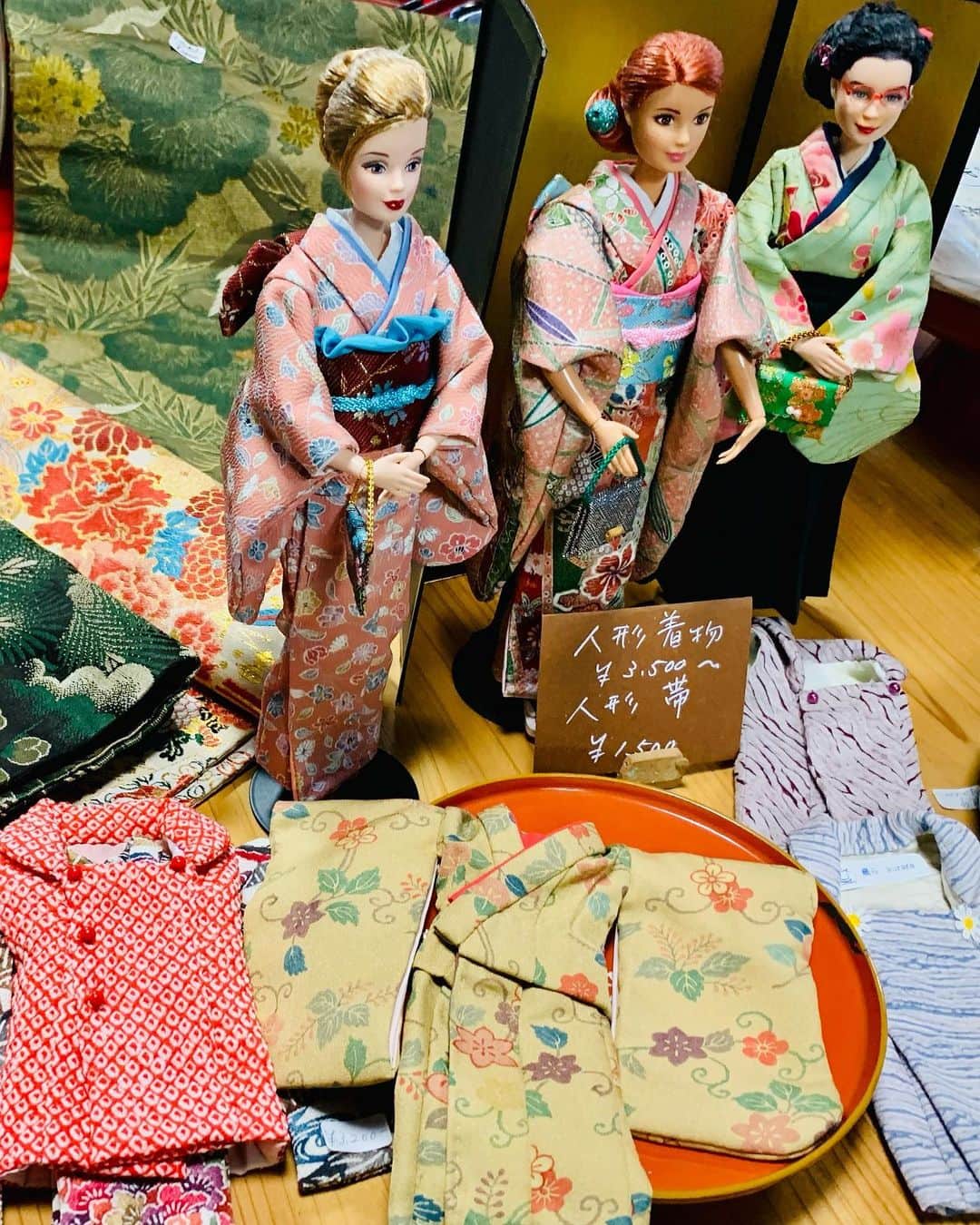 Kazumi-Gakumamaさんのインスタグラム写真 - (Kazumi-GakumamaInstagram)「伊豆 松崎 「であい村 蔵ら」は、昭和生まれのベテラン達が活躍する機会を創出するため古民家を改修し、2010年にオープンした蔵造りの古民家ギャラリー。  「幾つになっても夢を持って楽しく生きる」を合言葉に、和カフェでのスイーツとその時期に松崎で採れたフルーツを使ったジュースの提供や手芸品の販売を行っています。  1枚目の写真は、着物をバービー人形用にリメイクしたもの。 帯、髪飾り、草履、バッグまで人間用と同じように繊細に作られています。 岳もあまりの可愛さにうっとり~😍  人形用にリメイクした着物や帯等の商品は、購入はもちろんオーダーも可能👘(写真7枚目)  様々な手作り小物がたくさん並ぶ店内で見つけた柿は、本物と見間違えてしまうほど✨(写真5枚目)  8枚目の写真は、店主の青森さんと、着付けの先生(右)。 この先生の着付けが素晴らしく、着ていてもとても楽な上に、着物を着ていた4時間、全く着崩れしないので驚きました‼︎  昨年秋には、私も着付け体験で岳とまちなかを散策しましたが、残念ながら現在、着付け体験はお休み中👘 (写真2枚目)  和カフェでの営業は、定休日の木曜日、金曜日以外の10:00〜16:00🍵(写真9枚目)  小物作り体験も不定期開催しています。  現在、テーブルギャラリー 春爛漫展が5月5日まで開催されています🌸 こどもの日にちなんだ着物帯で制作された兜など、その他かわいらしい作品が展示されています🎏  お問合せは、#松崎町観光協会 まで ℡ 0558-42-0745 または、 #であい村蔵ら ℡0558-42-0100 まで 🐾----*----*----*----🐾  Izu Matsuzaki "Deai Village Kurara" is an old folk house gallery that opened in 2010 by renovating an old folk house to create opportunities for veterans born in the Showa era to play an active role.  With the slogan, "Live happily with your dreams no matter how old you are," we provide lunch and sell handicrafts.  The first photo is a remake of a kimono for Barbie doll. Even Gaku was fascinated by how cute it was~😍　At Kura and others, you can even try on a kimono👘  I also took a walk around town with Gaku (second photo) 🐾----*----*----*----🐾  #柴犬 #岳 #柴犬岳 #柴犬ガク#gaku #shibainugaku #shiba #shibainu #shibastagram #いぬすたぐらむ #dogsofinstagram #ワンフルエンサー  #hermoso  #柴犬岳の #松崎町 #伊豆まつざき #伊豆まつざきたのしー #松崎町観光協会 #静岡県 #静岡県観光協会 #静岡観光 #しずおか元気旅 #まちなか散策 #であい村蔵ら #蔵ら #古民家ギャラリー #着付け体験 #近藤平三郎生家 #20230501」5月1日 17時09分 - shibainu.gaku