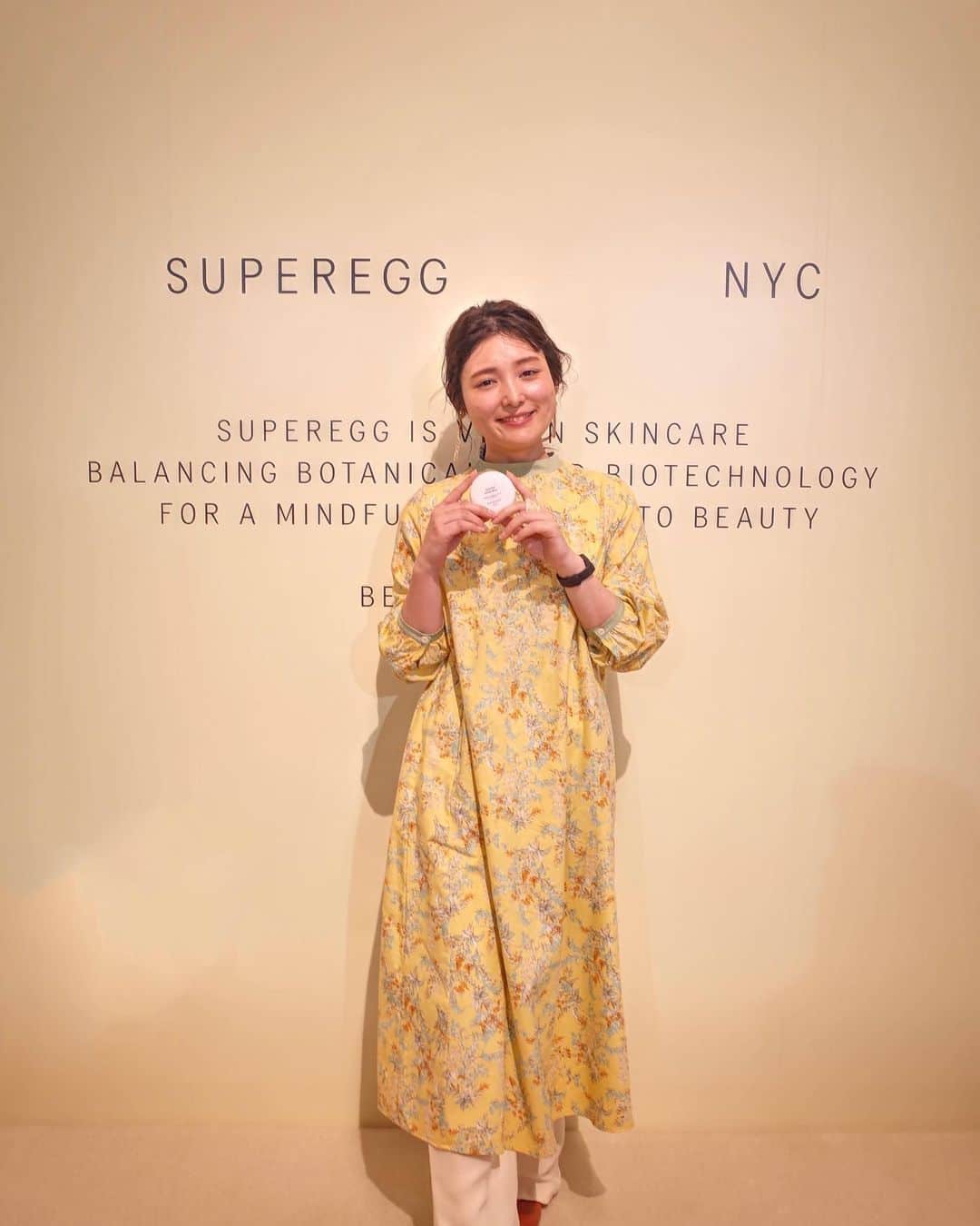 石川琴允さんのインスタグラム写真 - (石川琴允Instagram)「▶︎thank you for the invitation🥚 @superegg_jp  ： ： NY発の100％ヴィーガンスキンケアブランドSUPEREGGの日本上陸記念発表会のご招待を受けてきたよ🤍 : : この日は世界でも活躍されている創設者の”Erica Choi”さんも東京へ来日され、SUPEREGGの魅力についてお話ししてくださったの🥚 ： ： : ”EGG”なのに ヴィーガンなの？って思いつつ参加した私。 紀元前から東洋の女性の美容習慣に関わってきた卵の持つ栄養とデザインの完璧なバランスにインスパイアされ、 100％ヴィーガン成分で構築したスキンケアitemのことだったの。 ： ： 〜Touch upをして〜 卵黄・卵白・卵殻膜が持つ、ビタミン・ミネラル・タンパク質の成分を植物性由来成分で再現したヴィーガン処方はどれをとっても優しいテクスチャー。 ベタベタしすぎずスッと肌に馴染んで内側に染み込んでいくような感じ。。 オブジェのような美しい球体のパッケージはが置いておくだけで気分が高まるデザインに🥚＊ ： ： 近くでお話ししたEricaさんのお肌が綺麗すぎて、うっとり。大人になってもこんな肌になれるんだって感動したほど✨ : : 『どれもおすすめだけれど、あなたのお肌にはセラムとエリクサーをおすすめ』とrecommendして貰ったのでそんなのもう、絶対使っちゃう💋 ： ： 日本では7つのitemのお取扱が可能🥚 ぜひチェックしてみて✺ #superegg #スーパーエッグ #ヴィーガンエッグ #ヴィーガンコスメ #vegancosme #vegan」5月1日 17時09分 - kotopon09