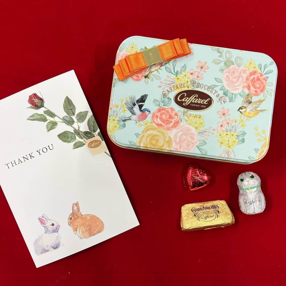 カファレルチョコレートさんのインスタグラム写真 - (カファレルチョコレートInstagram)「. 母の日キャンペーン実施中💐  あと2週間で母の日ですね☺️ カファレルでは対象商品をご購入でポストカードをプレゼントしております。 お母さんとティータイムのお供にカファレルを🍫✨  2,000円以上をお買い上げの方を対象に送料無料キャンペーンも実施中です🎉  ▶︎公式オンラインストア: https://www.caffarel.co.jp  #母の日 #母の日ギフト #母の日プレゼント #母の日2023 #カファレル #神戸 #神戸カフェ #神戸グルメ #チョコ #チョコレート #チョコレートブランド #スイーツ #スイーツ好きな人と繋がりたい #スイーツ部 #ギフト #お礼 #感謝 #thankyou #caffarel #chocolate」5月1日 17時20分 - caffarel_hy