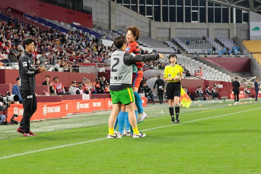 武仲麗依さんのインスタグラム写真 - (武仲麗依Instagram)「ヴィッセルとのWヘッダー⚽️ 沢山ご協力頂き ありがとうございました🙇‍♀️  久しぶりのえみさん😊 まやと初2ショット。笑  みんなナイスゲーム👍  GW中残り2試合 全部で残り7試合  悔いの残らないシーズンに!!」5月1日 17時12分 - tknkrei18