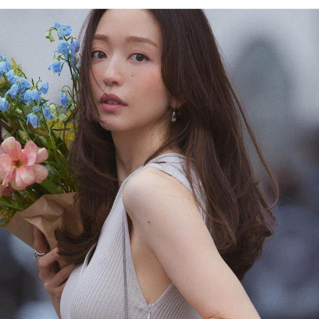 のインスタグラム：「素敵な出会いを呼ぶ、春の服 Vol.2 大人のデート、ある日の装い  出会いが多い今の時季、 いつも以上に好感度の高いおしゃれを 叶えたい大人に向けて、 全３回の短期連載をスタート。 第２回目は、上品に装う大人のデートスタイル。 「今日は、あの人とどこ行こう」から始める、 ベストなチョイス、旬の着こなし。  Knit dress ¥20,900 (tax in)  ストーリーズアーカイブの素敵な出会いを呼ぶ、春の服よりご覧いただけます。  Height:173cm Size:1 #frayid #2023summercollection」