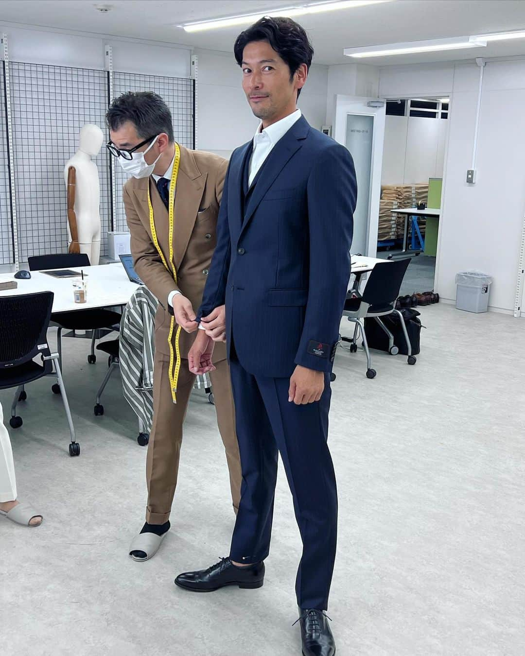 久保田裕之さんのインスタグラム写真 - (久保田裕之Instagram)「あるブリティッシュなメンズブランドと一緒にワクワクするようなプロジェクト進行中…  スーツのサイズを測ってわかる 日々のトレーニングの成果✨  皆さんには秋に発表できると思います‼️ そしてイベントもある予感！！ 場所はどこでだろう？来てくれる人ー？🙋🏽‍♂️  #スーツ#suit#スーツ男子# #model #モデル#背中が綺麗と言われると#最高の褒め言葉#ぼんきゅっぼん#🤣 #お楽しみに」5月1日 17時13分 - hiroyuki_kubota_