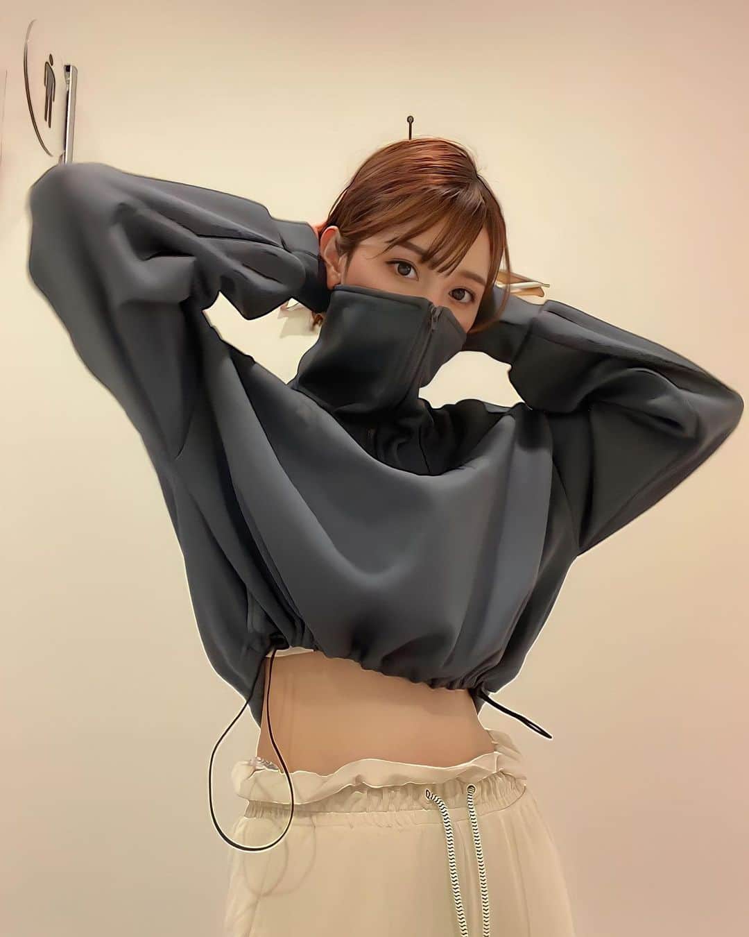 小島みゆのインスタグラム：「何もない日は 流行りのメイクと海外メイクを 試してる😌 自分に合う色、ライン、眉毛の色太さ 試してみないとわからない👼🏻」