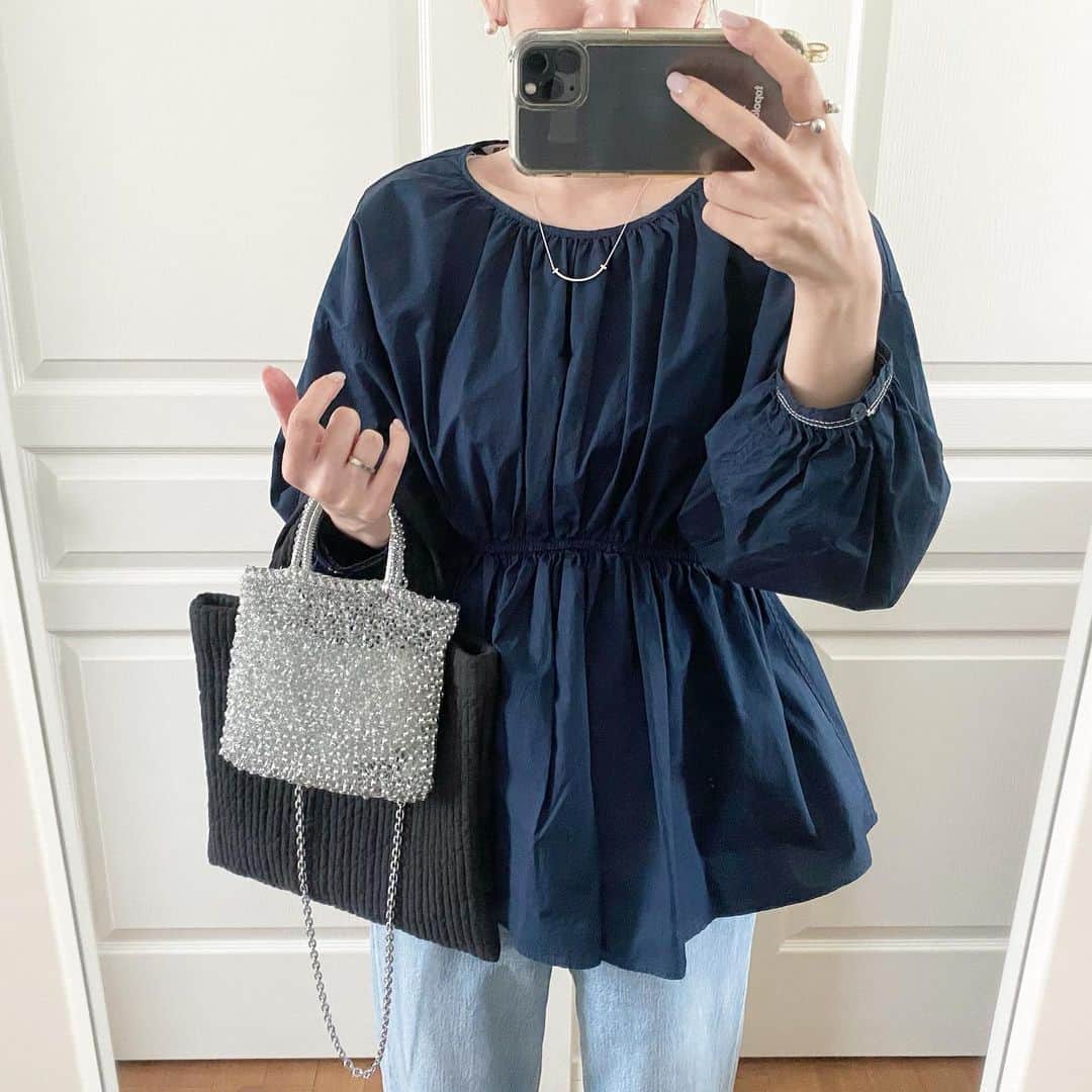 のインスタグラム：「🪡 ・ 先日の懇談コーデ☺︎ 受験　進路　とかの言葉を聞くと わたしの方がドキドキしてくる… ・ ・ さて。うちの受験生くん👦🏾 この前 身体測定で 帰ってくるなり 「身長…絶対おかしい…間違ってる…」ってボヤいてて。 あー 思ってたより低かったんだろうなぁ 笑 って思って 「何センチだったの？」と聞いたら 「174.4！」 「絶対そんなない！」と。 え？笑 低かったからじゃなくて 高いから納得いかないってあるんだ😂 もしちょっと誤差があったとしても 高いならいいと思うんだけど 笑 ・ ・ #coordinate #コーディネート #コーデ #今日の服 #シンプルコーデ #プチプラコーデ #ママコーデ #着回しコーデ #シンプル #プチプラ #ママ #着回し #韓国ファッション #uniqlo #anteprima #アンテプリマ #ミニアトゥーラ #ロカリ」