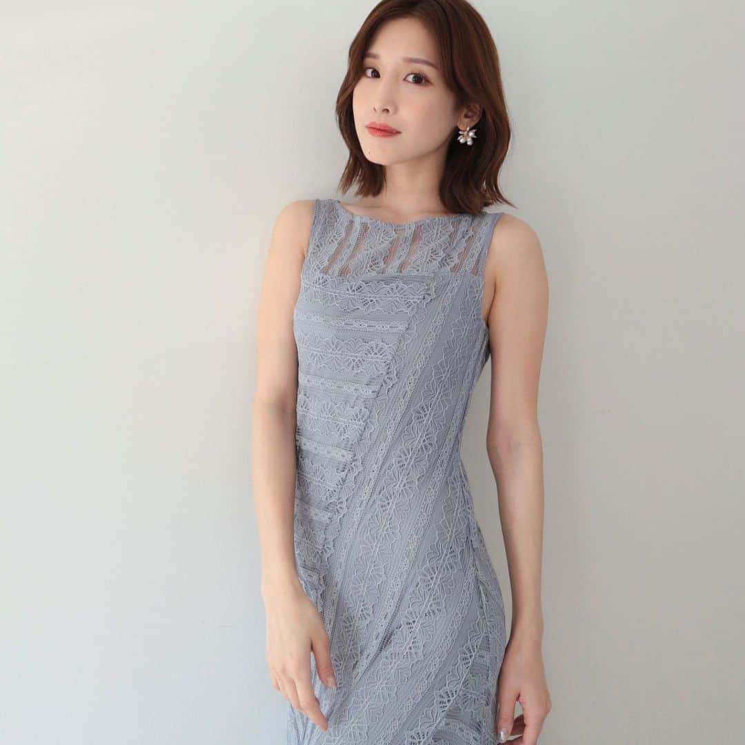 デュラスアンビエントのインスタグラム：「#ジャージーレースフレアマキシワンピース <White, Light blue, Black>  伸縮性の高いジャージーレースを使用することで、レース特有の上品さを優しく脱力し、サラッとデイリーにご着用いただけるリラクシーな大人のレースワンピース。  捻りを効かせた縦・横・斜めのレースデザインが、他と差がつくAMBIENTらしい逸品。  身体のラインに沿いつつも、裾に向かって広がるシルエットで程よいラフさを演出。  レースの透け感を計算した浅めのボートネックが、大人にちょうど良い肌分量を叶えます。  💡【全ワンピース対象 ¥2,000OFFクーポン】キャンペーン開催中！ ※5/12(金)23:59まで  お得にGETできるこの機会に是非チェックしてみて✨  ＿＿＿＿＿＿＿＿＿＿＿ ✔︎ @ambient_styling #AMBIENT #ambient_official #ambientstyle #アンビエント #23SS」