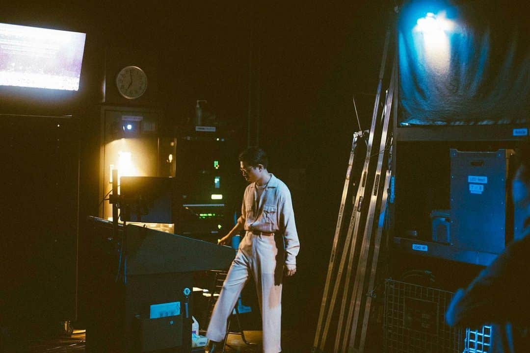 ハマ・オカモトのインスタグラム：「💐  OKAMOTO'S LIVE TOUR 2023-Flowers- Live at Zepp Haneda  １月から始まった全27公演のツアーが、 先日無事に幕を閉じました。  自身の集中力と創造性を誇らしく思ったり、 時に見損なったりしながらツアーは進んでいきました。  ツアー中に32歳になったこともありますが、 いいかげん一皮どころか骨まで見えるくらいに剥けないといけないなと感じていた数年だったので、 今回のツアーはとても糧になりました。  全国、集まってくれたみなさんには感謝の気持ちでいっぱいです！  新規だろうが古参だろうが、 OKAMOTO'Sのファンはエンターテイメントを楽しむ才能に溢れていて、本当に嬉しいし、自慢です。 みなさんも是非、たまには自分を棚に上げて誇ってください。  これからも ステージでいつでも待ってますので、 遊びに来てくださいね。  📸:横山マサト( @yokoyamarock )」