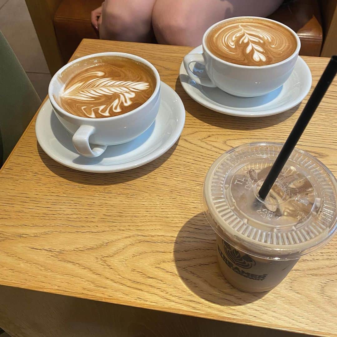 高森紫乃のインスタグラム：「. 🫰🏻🩶🤍 5月もよろしくお願いします。 . . . #streamercoffeecompany #ストリーマーコーヒーカンパニー #カフェラテ #都内カフェ #コーヒースタンド」