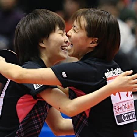 平野 早矢香さんのインスタグラム写真 - (平野 早矢香Instagram)「「石川佳純選手現役引退」いつかこの日が来ると分かっていながらも、色々な想いが込み上げて…多くの佳純ファンが驚き、涙したファンもいたのではないかと、そして私も涙が止まらなかった中の1人です😭 ・ 佳純とはもう20年ぐらいの付き合いになるのかなぁ🤔楽しいことも辛いことも、嬉しいことも悔しい想いも、多くのことを一緒に経験し色々な想いを共有してきたので、私にとっては佳純は大切な仲間というより家族に近い存在です✨ ・ 年齢を重ねれば重ねるほど追われる立場となり、“勝って当たり前、一回でも負ければ世代交代” そんなプレッシャーを感じ、自分の過去の功績とも戦わなければいけない…これは私が現役時代に感じていたベテラン選手という立場の難しさです。 自分が残した実績や成果は一生消えることはないはずなのに… 私よりも高いところで戦い続けた佳純自身も、若手の選手と休む間もなく競い続けること…色々な葛藤があったと思います。 ・ そんな中でも持ち前の明るさと思い切りの良さで日本女子チームを引っ張り、相手選手やチームメイトをリスペクトし、サポートしてくれる方々やファンへの感謝の気持ちを忘れないこと、頭では分かっていてもなかなかできることではないと思います❗️本当にすごいなぁと尊敬の気持ちで佳純をずっと見て応援してきました✨ とにかく色々な想いで溢れていますが、佳純への想いは今度会った時に直接伝えたいと思います🍀 ・ 佳純が卓球界に残した功績は計り知れないものですし、唯一無二の選手だったことは間違いありません！！卓球のみならず多くの若いアスリートの皆さんには、石川佳純選手の戦う姿・立ち振る舞い・言動をお手本としてほしいと私は思いますし、いつか迎える引退するその時にやり切った！と思えるような現役生活を送ってほしいと思います🙏 ・ 佳純との写真を探していたらまたウルウルきちゃう🥲本当にお疲れさまでした✨佳純の第二の人生も全力で応援します😄😄😄 ・ 明日のグッド！モーニングで佳純についてのインタビューが放送される予定です！ぜひご覧ください🙇‍♂️ ・ #石川佳純選手 #現役引退 #お疲れさま #本当によく頑張ったよね #尊敬するアスリート #アスリートのお手本 #卓球をするべくして生まれてきた #そう思えるほどのセンスの持ち主 #でもそれだけではなく #やり続けること #努力する大切さを忘れない選手 #強いだけが全てではなく #みんなに愛される選手 #第二の人生 #輝く未来間違いなし #佳純らしく #笑顔いっぱい #楽しく過ごしてほしい #私からはそれだけです #想いが強すぎてすみません #この続きは #本人に直接伝えますw #ファンの皆さん #今日は朝まで飲み明かしたい気分ですね🍺 #いつか佳純について語り合いましょう #私にも佳純へのメッセージがたくさんあったこと #必ず本人に伝えます #強さだけではなく人として大切なこと #佳純の姿から感じ取ってもらえると嬉しいです」5月1日 22時52分 - sayakahirano0324