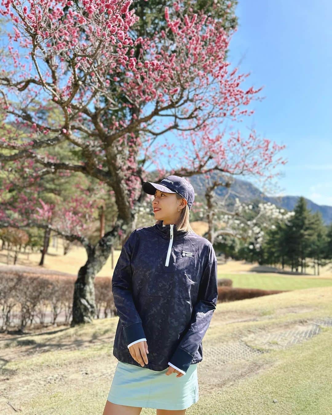 平野杏梨のインスタグラム：「ちょっと前の写真⛳️💙 GWはゴルフお休みです✌︎ (普通に高すぎ混みすぎ😂) @rosasen_jp   #rosasen#ロサーセン」