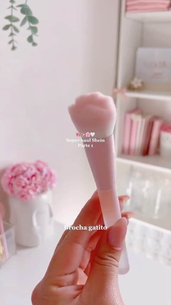 SHEINのインスタグラム：「SHEIN + pretty in pink = a sweetly satisfying SHEIN unboxing 👂💗 @joselynluna  🔗:https://shein.shop/payhtew  #SHEIN #SHEINstyle #fashion #chic #saveinstyle」