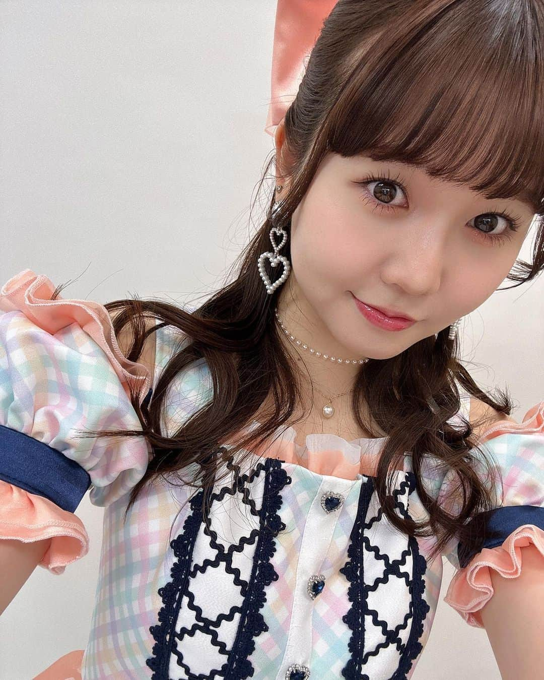 上村亜柚香さんのインスタグラム写真 - (上村亜柚香Instagram)「.  かわちぃぃぃぃ🧡🧡🧡 雨晴れの激カワ衣装に続き形や髪飾りが一人一人違うんです🥺  トップスの丈短め肩出し髪飾りはドデカリボンが上村の衣装の特徴です🎀🧡 デザインからアクセサリー隅々までかわいい完璧衣装です！  早く皆の前で着たいなぁ🥺🧡」5月1日 22時58分 - kamimuraayuka